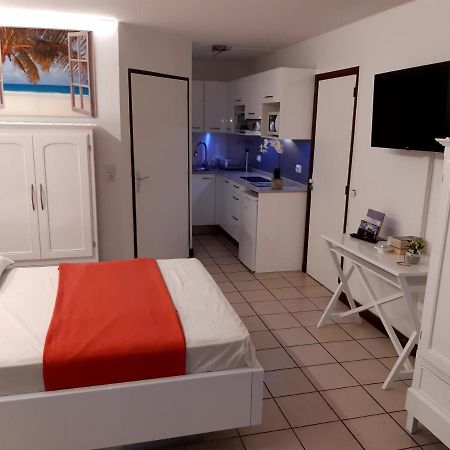 Studio Climatise - Piscine-Plage - 1 A 2 Personnes Apartment Sainte-Anne Bagian luar foto